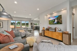 Casa, varias camas, patio, vista al jardín (3922 Bingham Hill Road*) | Área de sala de estar | Televisión de pantalla plana de 52 pulgadas con canales digitales 