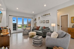 Casa, varias camas, patio, vista al jardín (3922 Bingham Hill Road*) | Área de sala de estar | Televisión de pantalla plana de 52 pulgadas con canales digitales 