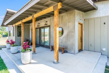 Spectacular Home in Peaceful Area Vineyard Views