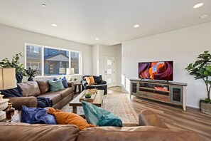 House, Multiple Beds, Patio, Garden View (2908 Barnstormer St Unit #1) | Living area | 40-inch TV with digital channels