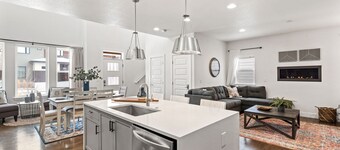 Steps From River & Old Town - Hot Tub & King Bd