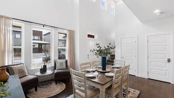 Rumah, Beberapa Tempat Tidur, patio, pemandangan kebun (350 Pascal St.) | Tempat makan