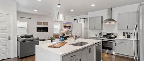 Maison, Plusieurs lits, patio, vue sur le jardin (350 Pascal St.) | Cuisine privée | Réfrigérateur, four à micro-ondes, un four, surface de cuisson