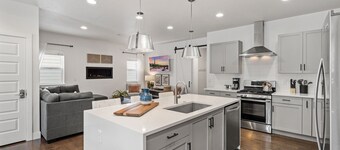 Steps From River & Old Town - Hot Tub & King Bd
