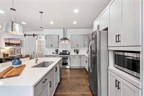 Hus, flere senger, terrasse, hageutsikt (350 Pascal St.) | Eget kjøkken | Kjøleskap, mikrobølgeovn, ovn og kokeplater