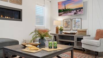 House, Multiple Beds, Patio, Garden View (350 Pascal St.) | Interior