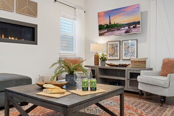 Steps From River & Old Town - Hot Tub & King Bd