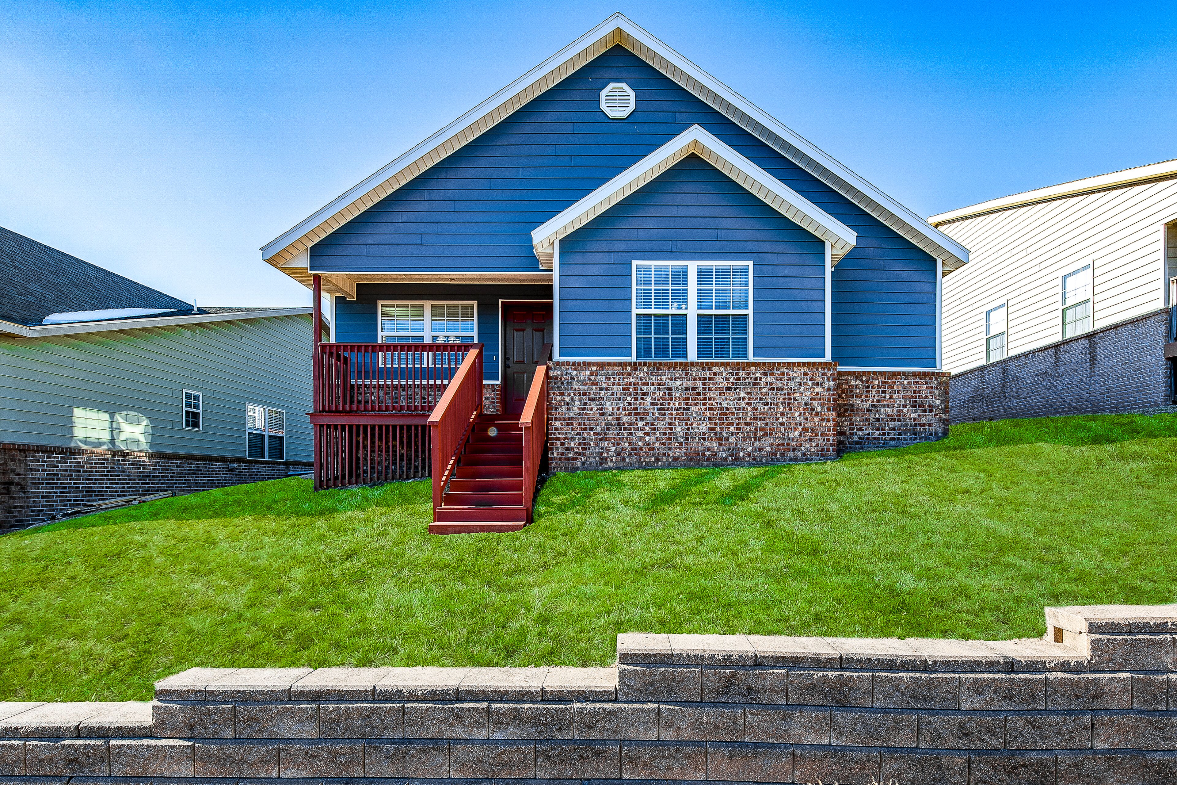 Beautiful bike-in/out dog-friendly home near with deck, washer/dryer, jetted tub