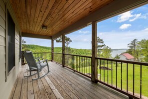 Property grounds - Multi-level home with a game room, washer/dryer, fireplace, deck & central AC (Eureka Springs)