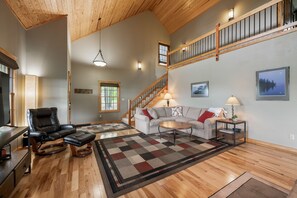 TV, fireplace, ping pong - Multi-level home with a game room, washer/dryer, fireplace, deck & central AC (Eureka Springs)