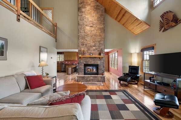 TV, fireplace, ping pong - Multi-level home with a game room, washer/dryer, fireplace, deck & central AC (Eureka Springs)