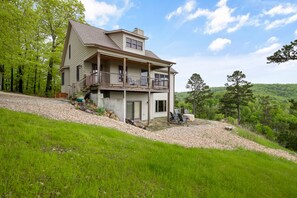 Exterior - Multi-level home with a game room, washer/dryer, fireplace, deck & central AC (Eureka Springs)