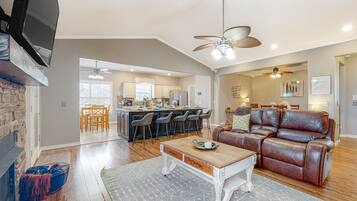 Televisión y chimenea