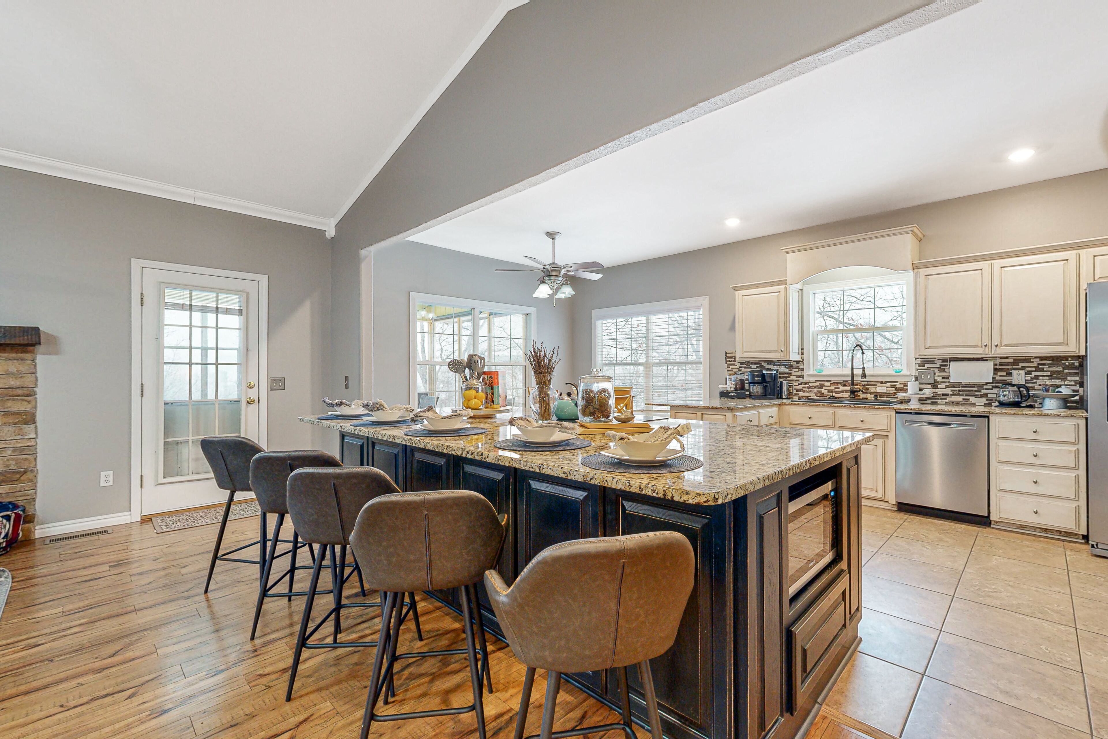 冷蔵庫、電子レンジ、オーブン、コンロ