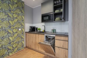 스튜디오, 발코니 | 전용 주방 | 전자레인지, 식기 세척기, 커피/티 메이커, 조리 도구/접시/주방 기구