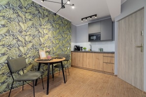 스튜디오, 발코니 | 전용 주방 | 전자레인지, 식기 세척기, 커피/티 메이커, 조리 도구/접시/주방 기구