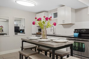 公寓, 多張床, 廚房, 花園景 (622 W. Laurel St. - Lower) | 私人廚房 | 雪櫃、微波爐、焗爐、爐具