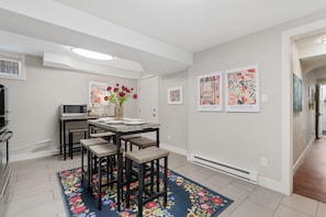 Apartment, Multiple Beds, Kitchen, Garden View (622 W. Laurel St. - Lower) | Dining