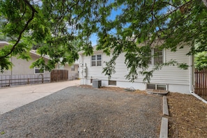 Property grounds - Charming Bungalow Next to CSU - Free Cruiser Bikes (Fort Collins)