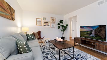 Apartment, Mehrere Betten, Küche, Gartenblick (1020 Garfield St. (Suite 2)) | Wohnbereich | 40-Zoll-Fernseher mit Digitalempfang