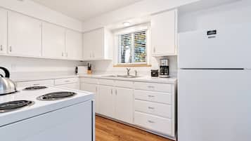 Condo, Multiple Beds, Kitchen, Garden View (1020 Garfield St. (Suite 2)) | Private kitchen | Fridge, microwave, oven, stovetop