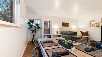 Condo, Multiple Beds, Kitchen, Garden View (1020 Garfield St. (Suite 2)) | 2 bedrooms, free WiFi