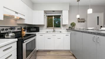 Condo, várias camas, varanda, vista para o jardim (220 Peterson St Unit 7) | Cozinha privada | Geladeira, micro-ondas, fogão, cooktop