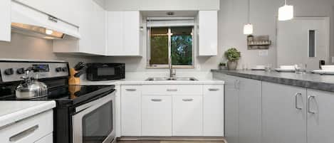 Condo, Multiple Beds, Patio, Garden View (220 Peterson St Unit 7) | Private kitchen | Fridge, microwave, oven, stovetop