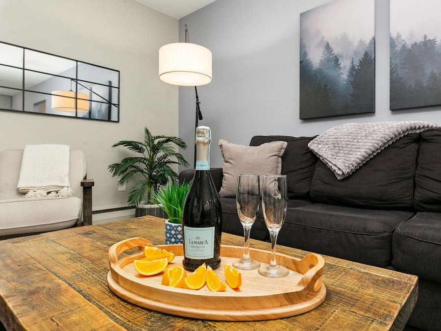 Condo, Berbilang Katil, Patio, Garden View (220 Peterson St Unit 7) | Ruang tamu | 50 inci televisyen skrin rata dengan digital