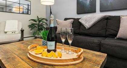 Lavender Suite Relaxed, Walkable Old Town Stay