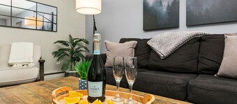 Lavender Suite Relaxed, Walkable Old Town Stay