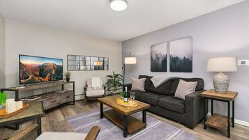 Lejlighed - flere senge - terrasse - udsigt til have (220 Peterson St Unit 7) | Opholdsområde | 50-tommers fladskærms-tv med digitale kanaler