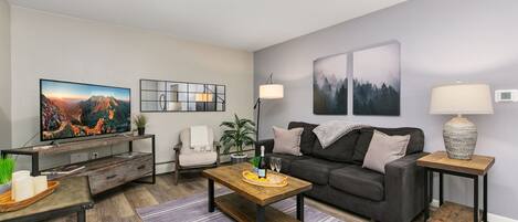 Condo, varias camas, patio, vista al jardín (220 Peterson St Unit 7) | Área de sala de estar | Televisión de pantalla plana de 50 pulgadas con canales digitales