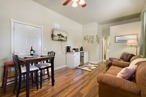 Studio Suite, nhiều giường, sân hiên, quang cảnh vườn (8744 Golden Fields) | 1 phòng ngủ, trang trí khác biệt 