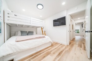 2 bedrooms, iron/ironing board, internet, bed sheets
