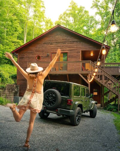 Majestic Cabin | Modern, Hot Tub, & Game Room