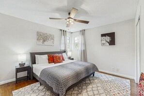 3 bedrooms, iron/ironing board, internet, bed sheets