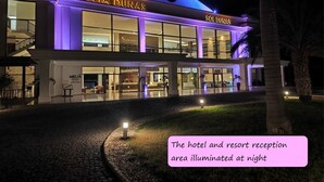 L'area della reception dell'hotel e del resort illuminata di notte.
