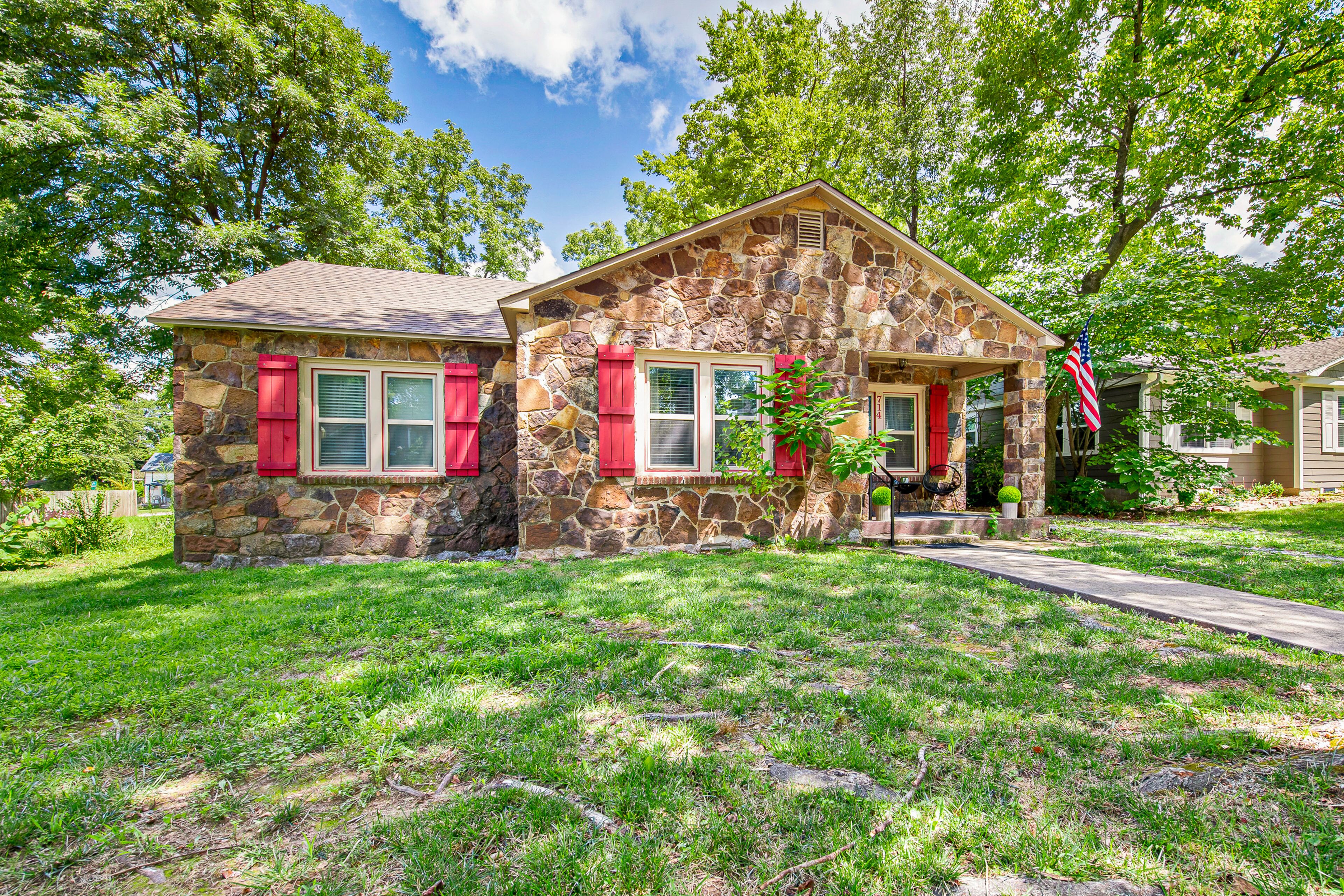 Newly decorated downtown home with firepit, grill, private patio, washer/dryer