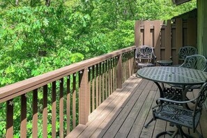 Outdoor dining - 2-story updated home with grill, deck, balcony, hammock, washer/dryer (Bella Vista)