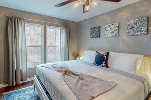 3 bedrooms, iron/ironing board, internet, bed sheets