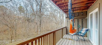 2-story updated home with grill, deck, balcony, hammock, washer/dryer