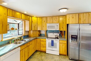 Fridge, microwave, oven, stovetop - Rustic home with mountain views, wood-burning stove, basketball court, & patio (Cripple Creek)