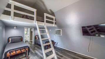 House, 2 Bedrooms | 2 bedrooms, iron/ironing board, free WiFi