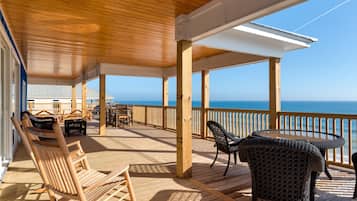 House, 5 Bedrooms | Balcony