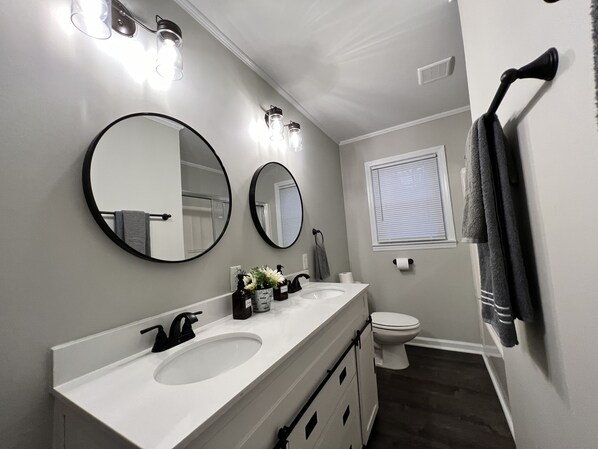 Hair dryer, towels, soap, shampoo - 3 bedroom brick ranch (Apex)
