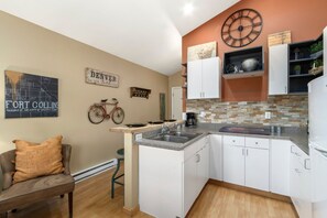 Departamento, varias camas, cocina, vista al jardín (426 N. Loomis Ave.) | Cocina privada | Refrigerador, microondas, cafetera y tetera y utensilios de cocina 