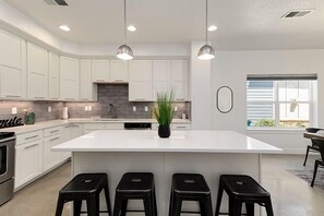 Casa geminada, várias camas, varanda, vista para o jardim (226 Osiander St. Unit D) | Cozinha privada | Geladeira, micro-ondas, fogão, cooktop