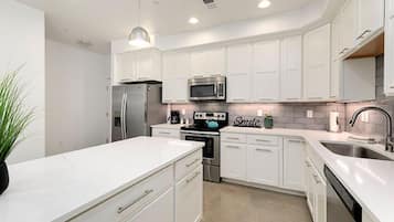 Casa de ciudad, varias camas, patio, vista al jardín (226 Osiander St. Unit D) | Cocina privada | Refrigerador, microondas, horno y parrilla de estufa