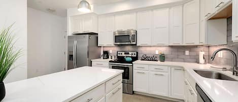 Casa de ciudad, varias camas, patio, vista al jardín (226 Osiander St. Unit D) | Cocina privada | Refrigerador, microondas, horno y parrilla de estufa